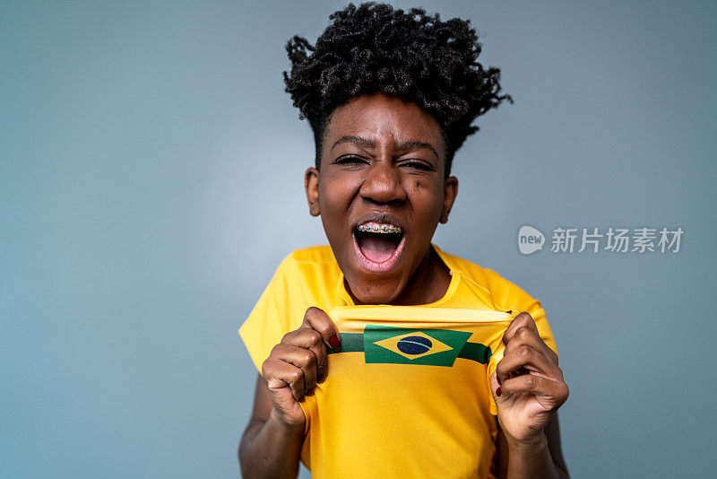 一个年轻的巴西女运动员/球迷庆祝的肖像